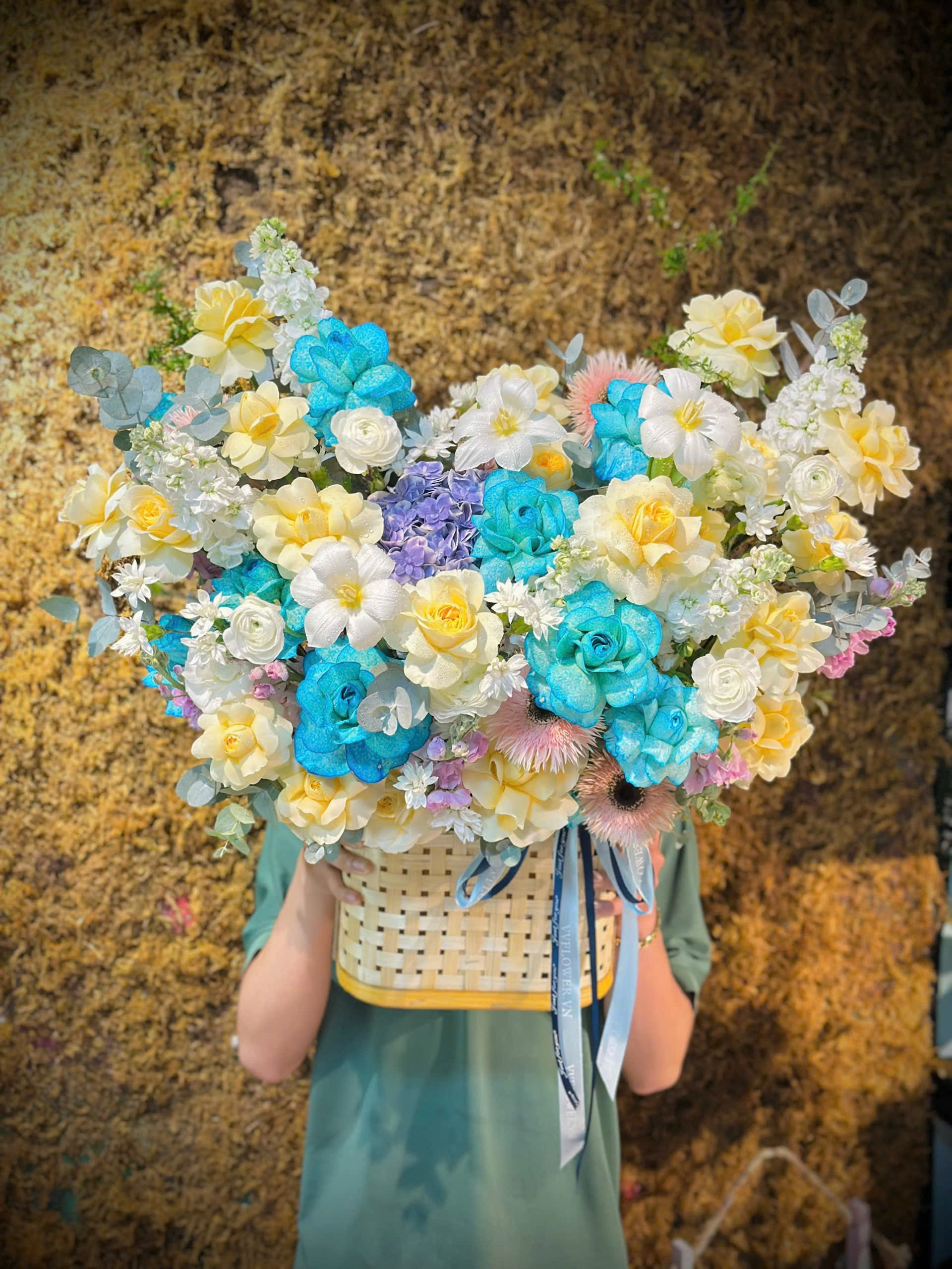 GIỎ HOA MIX XANH DƯƠNG VÀNG